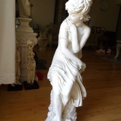 Lady With Flowers Statue