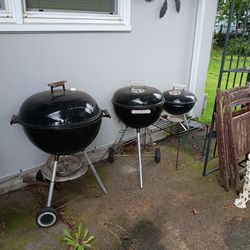 3 BBQ's. 22, 18 And 12in Webers. 2 Smaller Only Have The Top Vent Turning