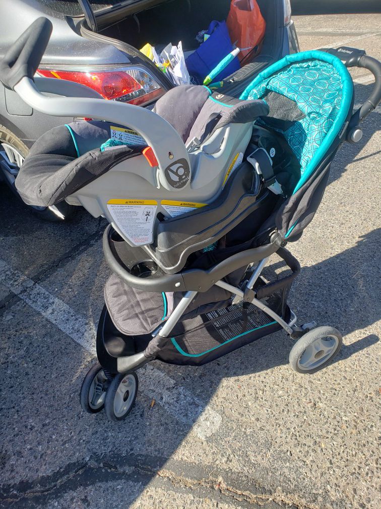 Baby trend dual carsest/stroller set. Great condition