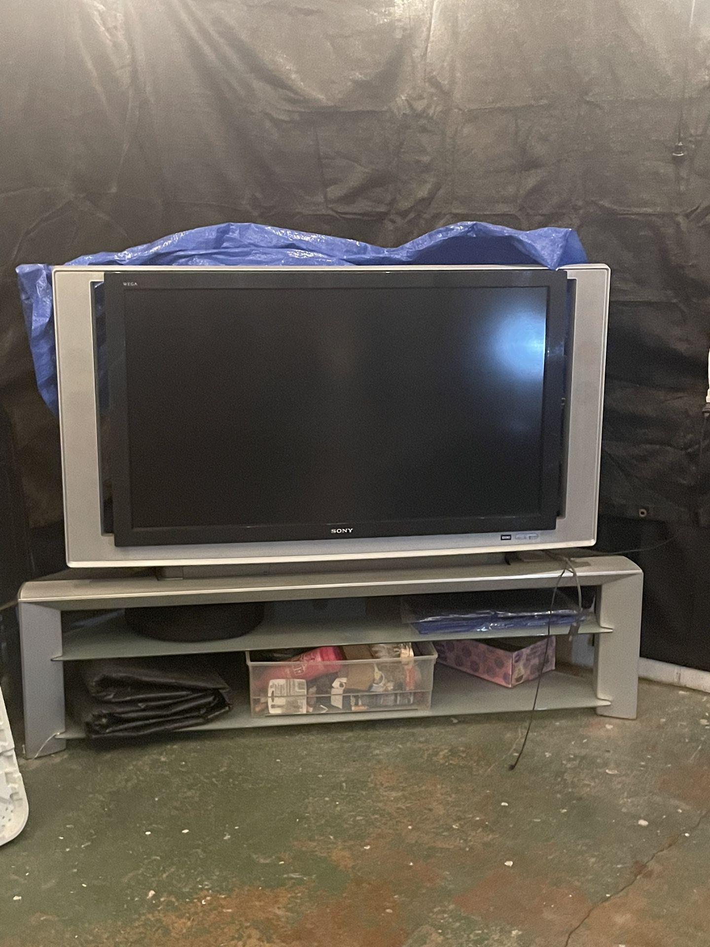 Big Floor Model Tv Wrks Great With Stand .. 