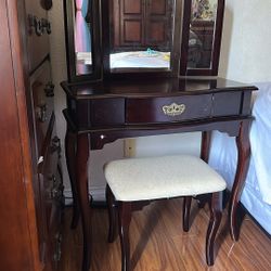 Girls Vanity Desk  Trifold Mirror  .like New.