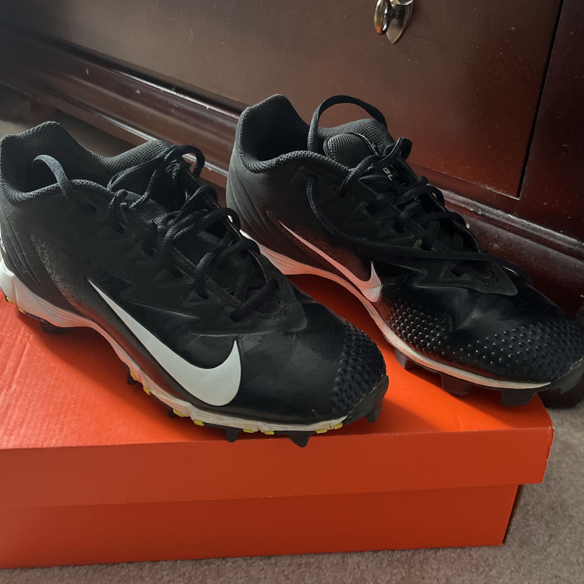 Boys youth size 7 baseball cleats used once 