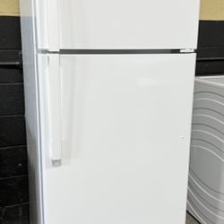 28” Top Freezer Refrigerator GE 17.5cu.ft.