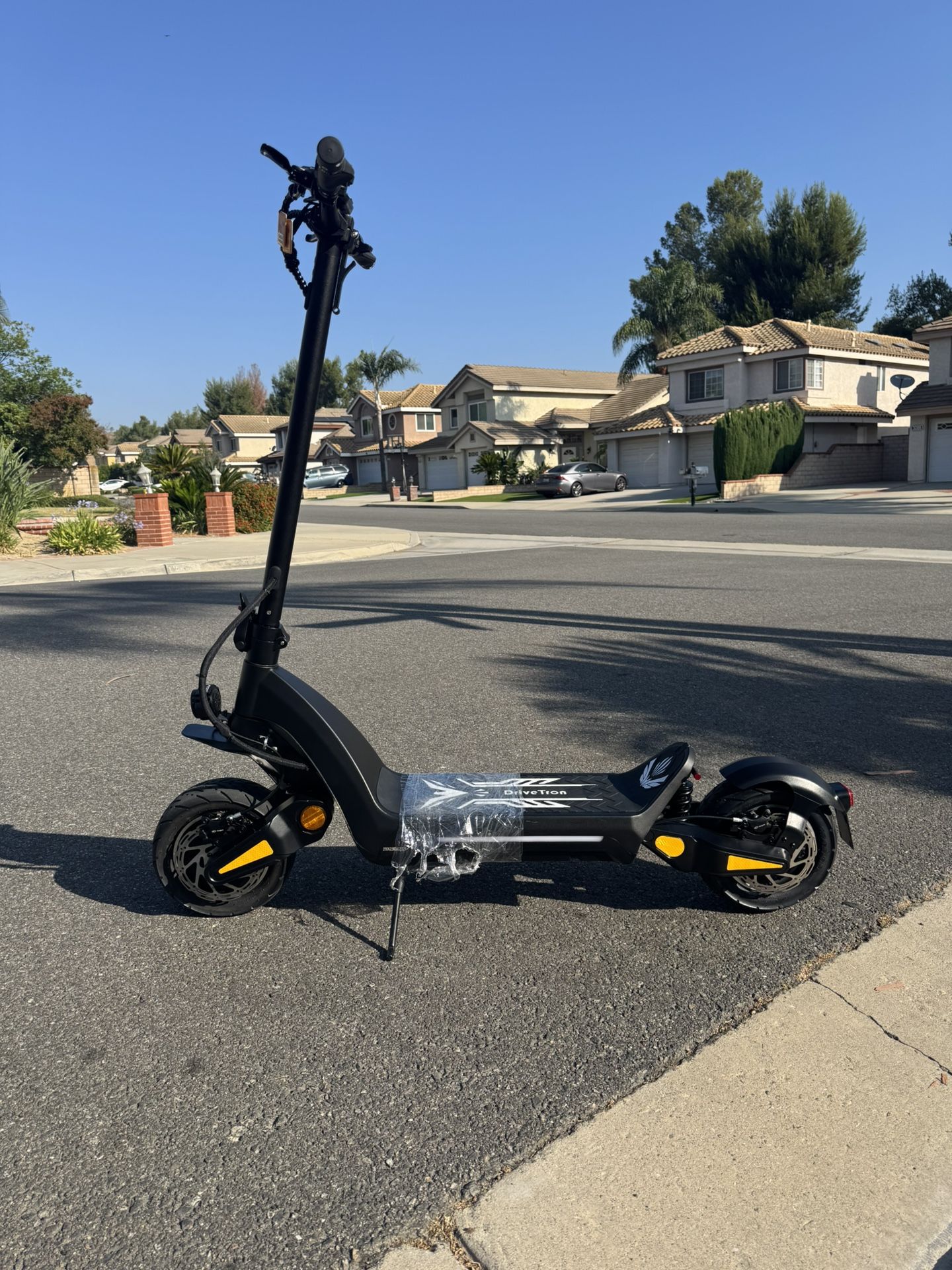Dual-motor dual-battery high-speed electric scooter