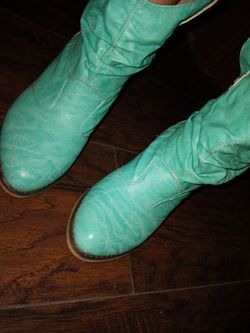 Hurry now beautiful turquoise heel boots size 7