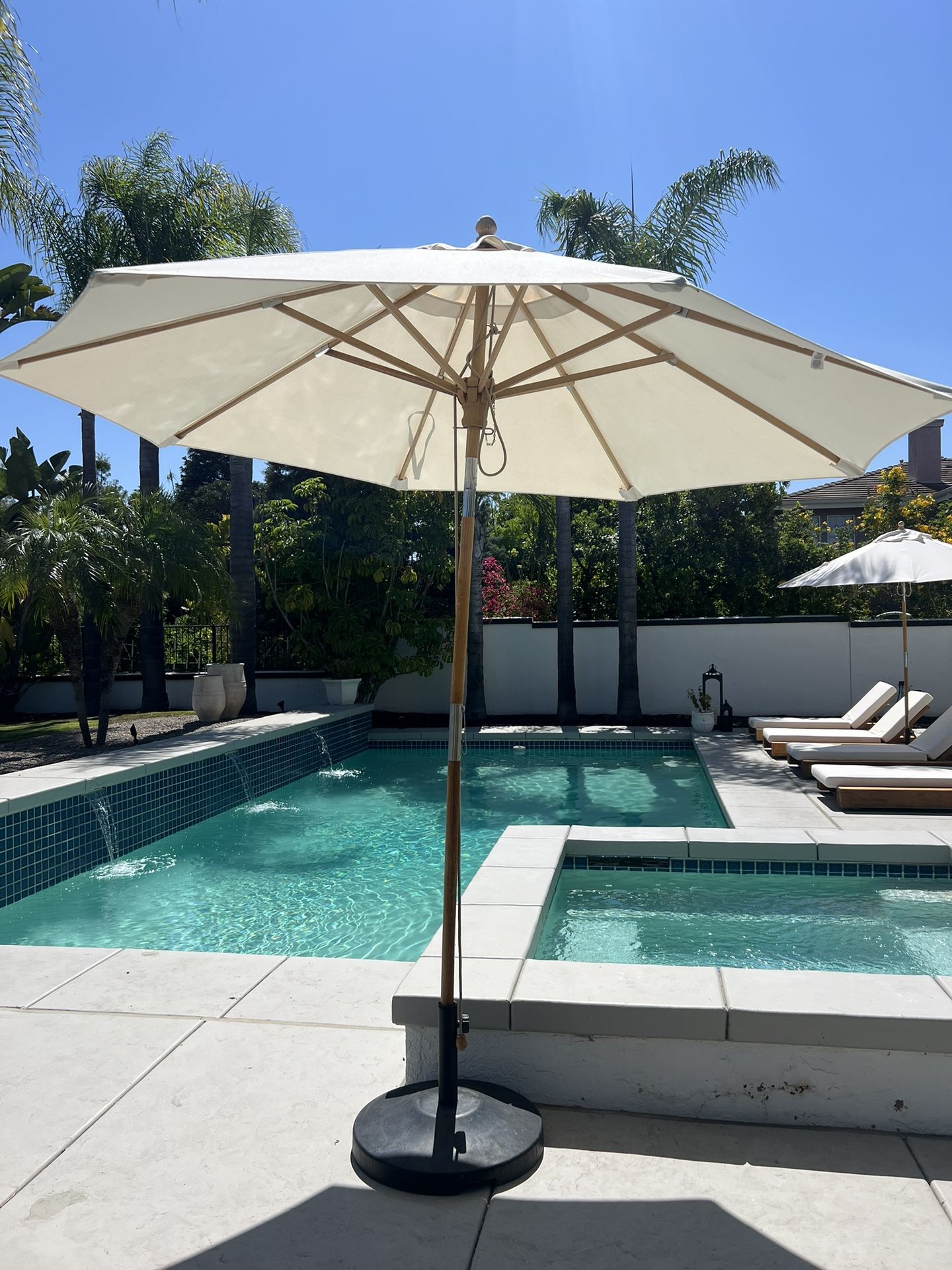 1 POTTERYBARN 9’ ROUND OUTDOOR PATIO UMBRELLAS