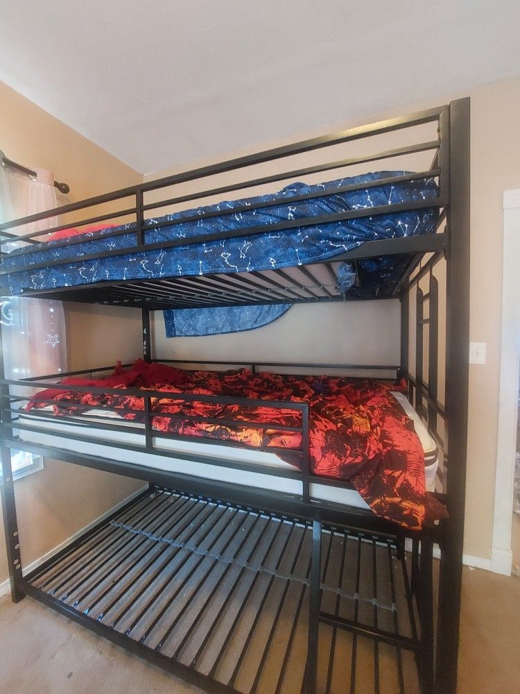 Triple bunk bed