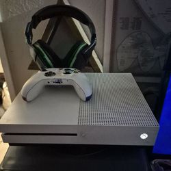 Xbox one s with wireless controller
