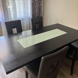Table With 4 Chairs 