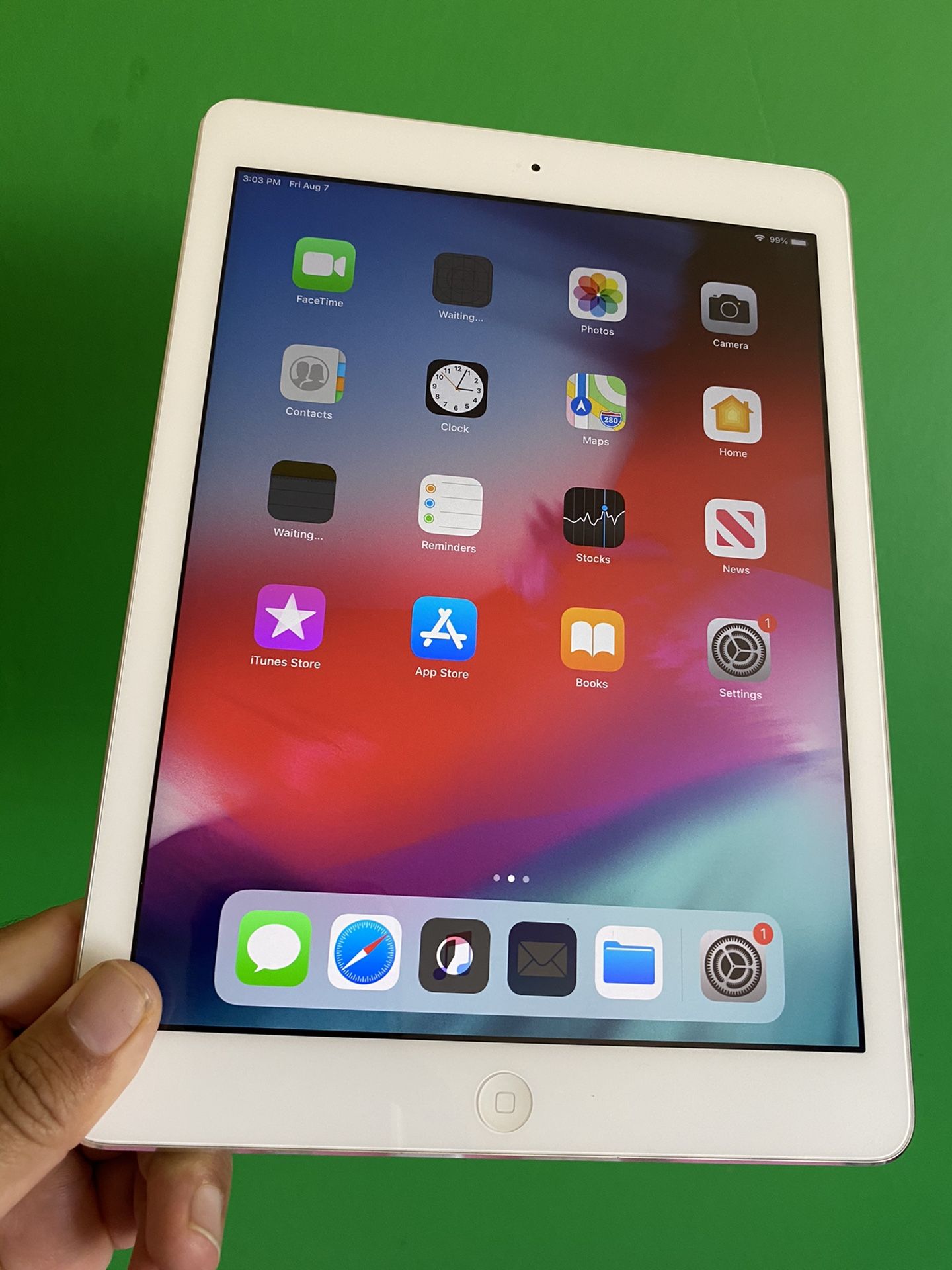 Apple IPad Air (9.7” Retina Display/ IOS 12 / Newer than Ipad 4th Gen.) 16GB WiFi + Cellular (LTE) with complete Accesories