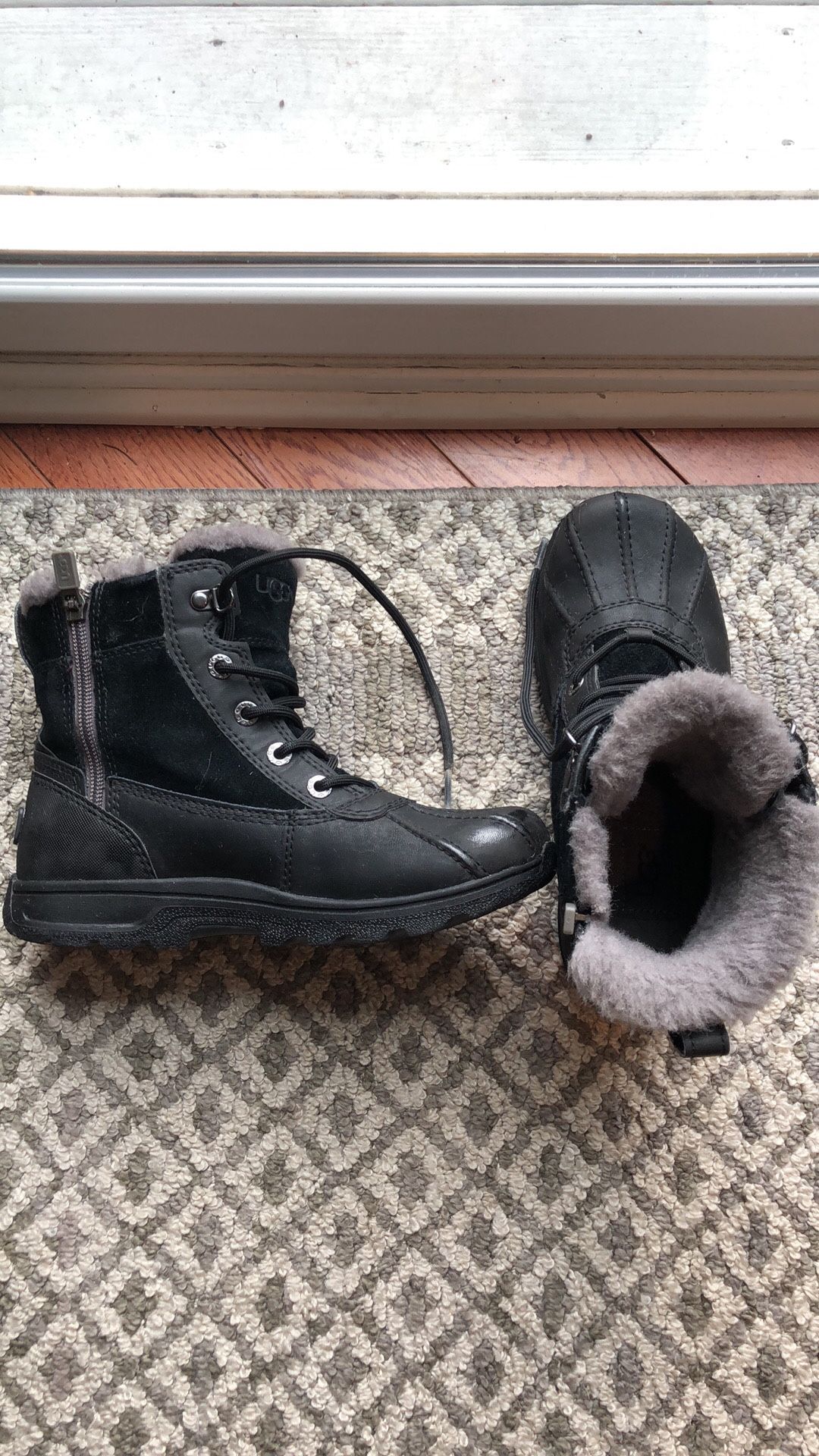 Ugg Kids Waterproof Size 4 Snow boot