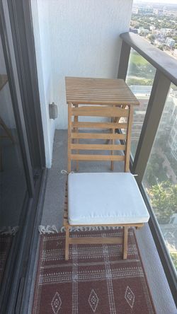 2 chairs + table