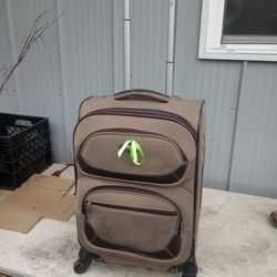 Beige Rolling Samsonite Carry-On Luggage (24×20) 