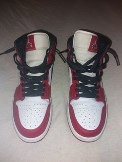 Air Jordan 1 Mids (Chicago)