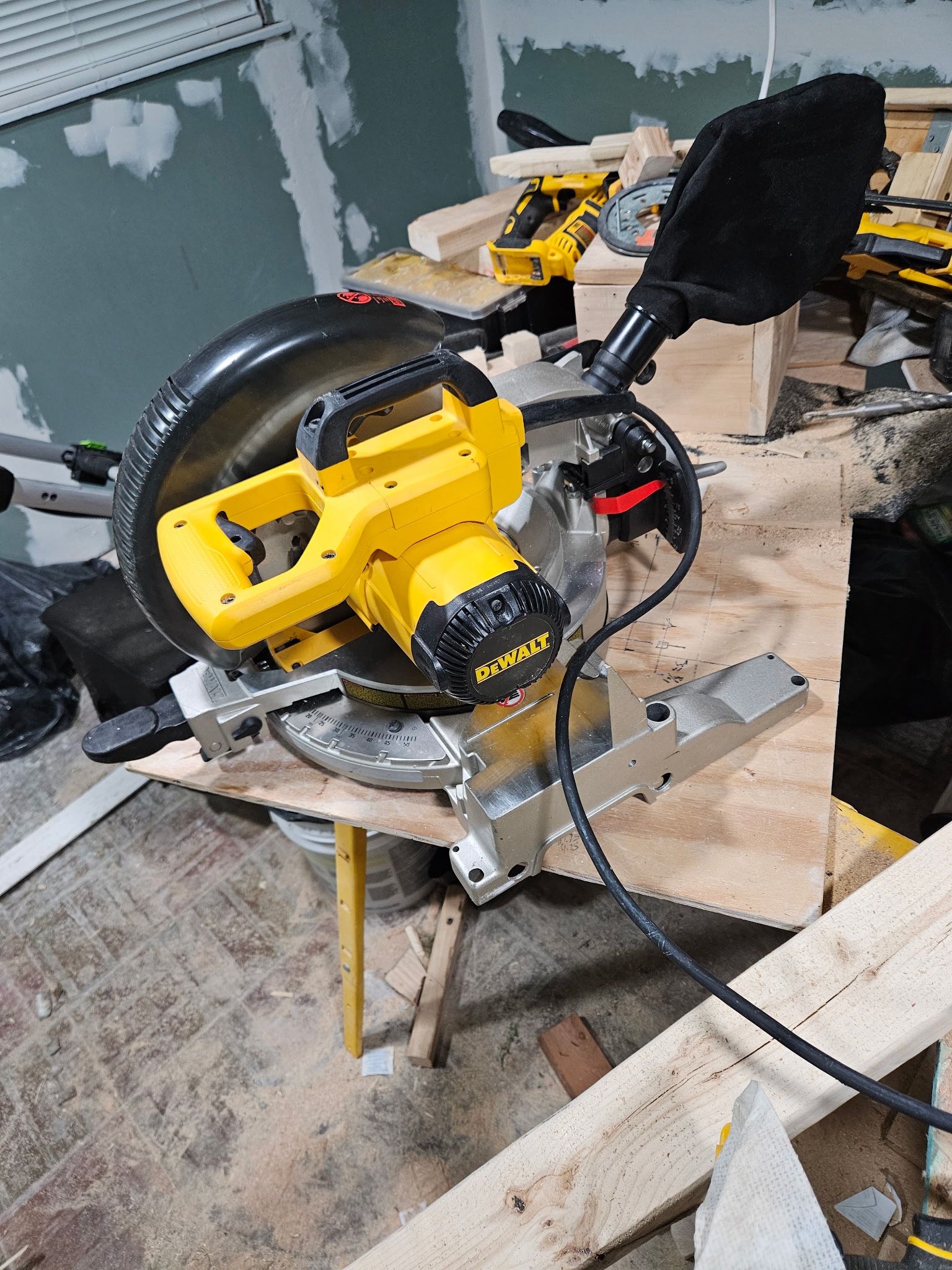 DEWALT MITER SAW