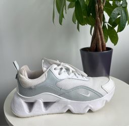 Price is firm. Please don’t message for cheaper prices. Pickup west loop  Women Size 9 Nike RYZ 365 2 White Metallic Platinum Shoes