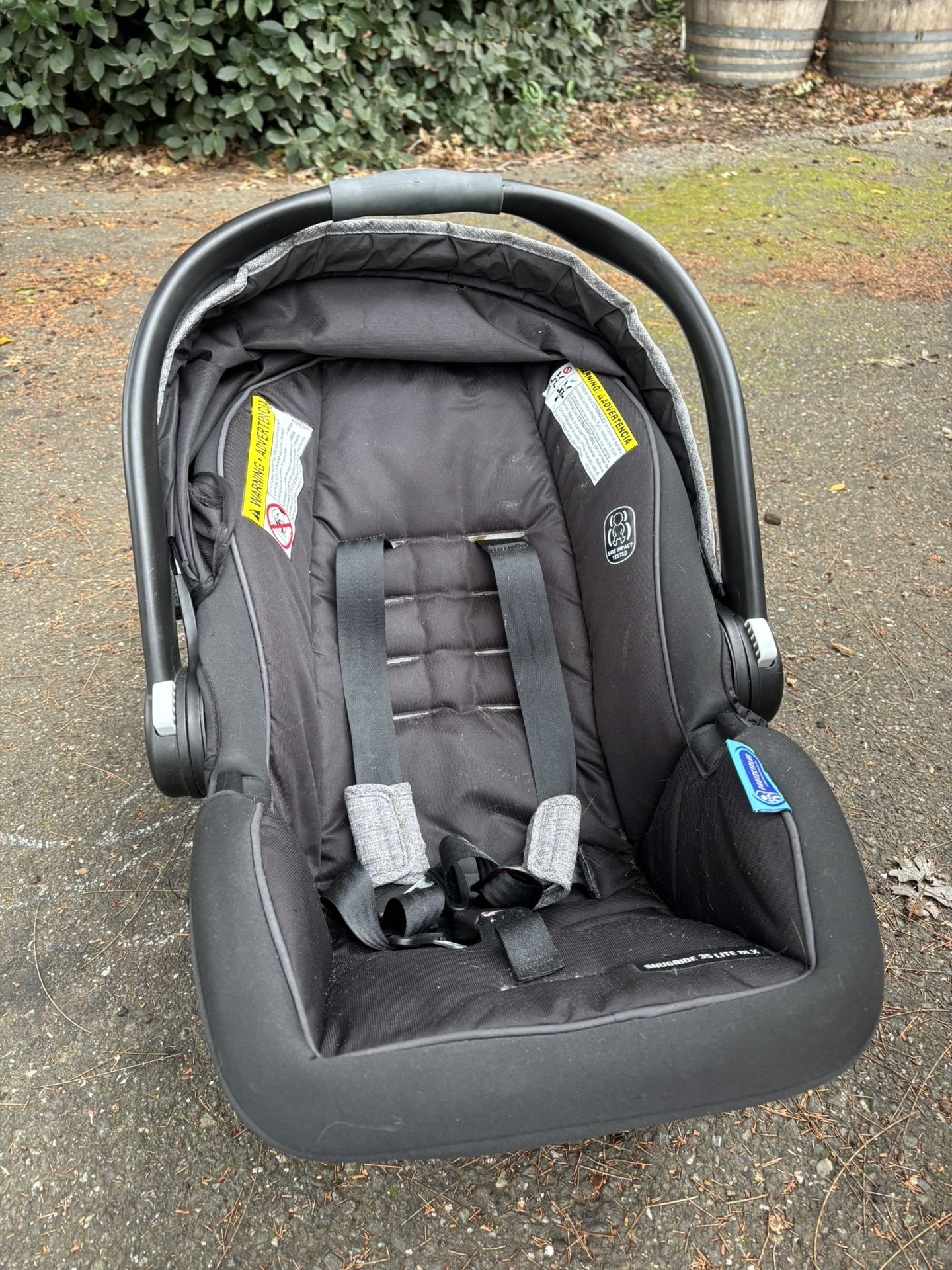 Graco Snugride 35 Lite DLX W/ Car Seat Base