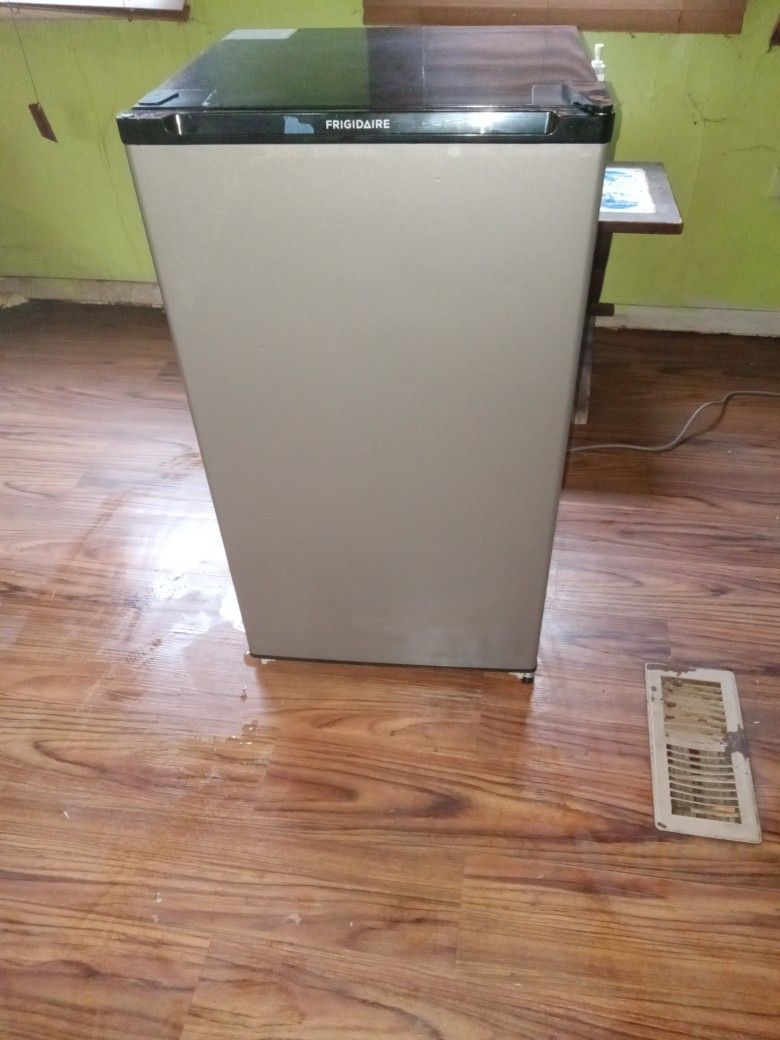 Mini fridge