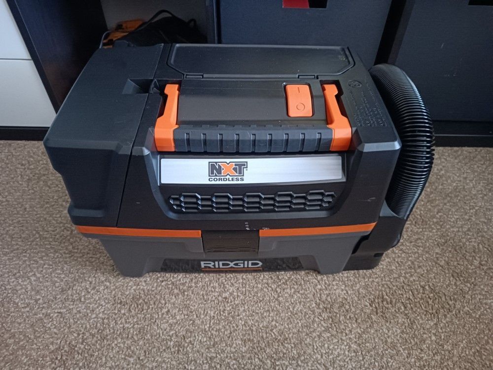 Ridgid 3 Gal Portable Cordless Vac w/Charger & Battery