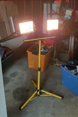 Dual work light with tripod