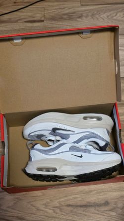 Nike Air Max Bliss Women Size 7 White Grey Running Shoes NEW