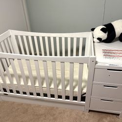 White Graco Convertible Crib