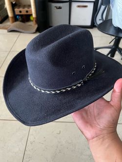 black felt-finish western pinch-front cowboy hat