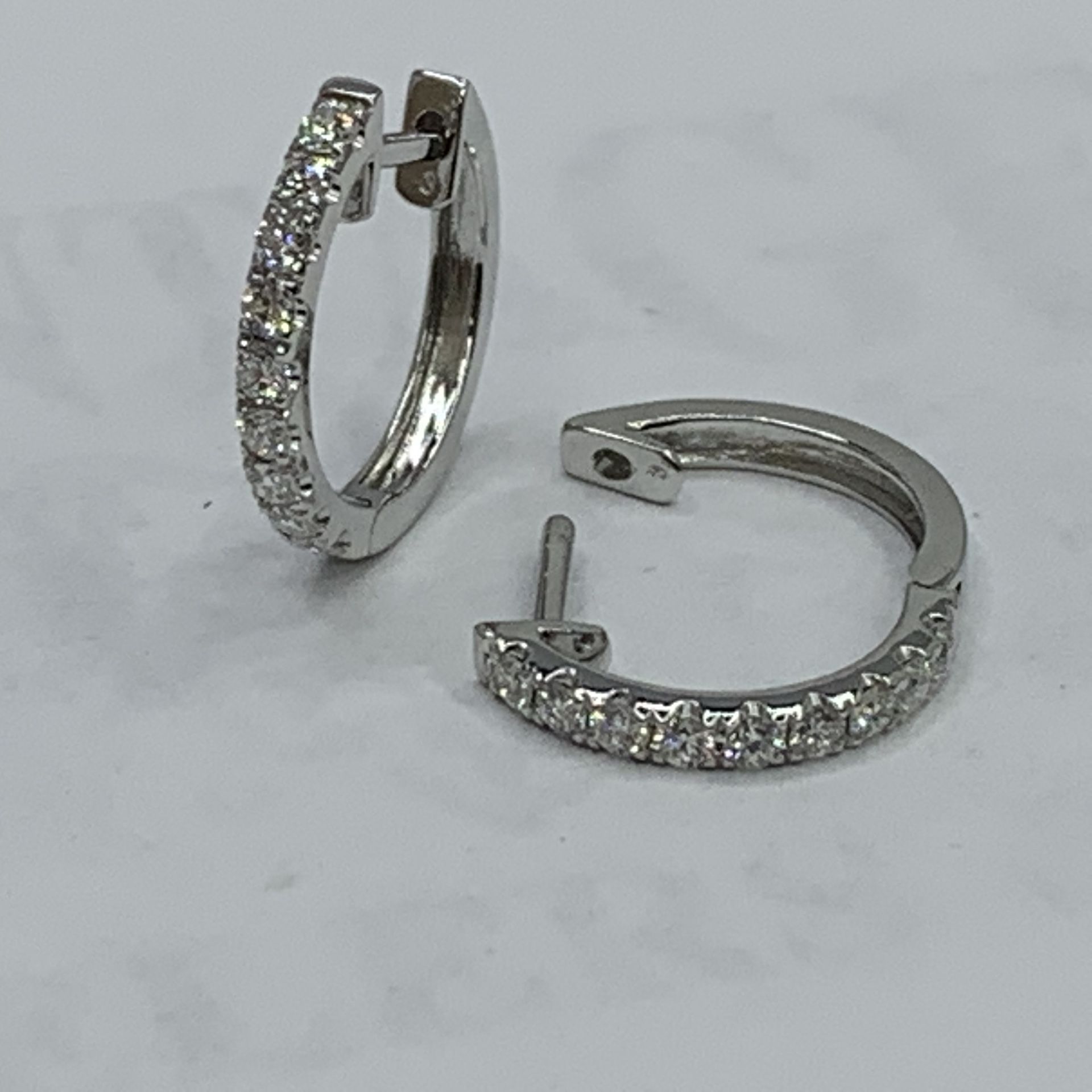 Hoops earrings 18k white vs diamonds