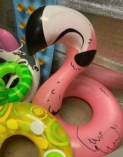 LARGE BUNDLE OF POOL FLOATS