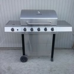 CHAR-BROIL PERFORMANCE BBQ GRILL WITH BBQ  COVER. 
