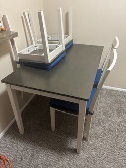 Dinner table/chairs