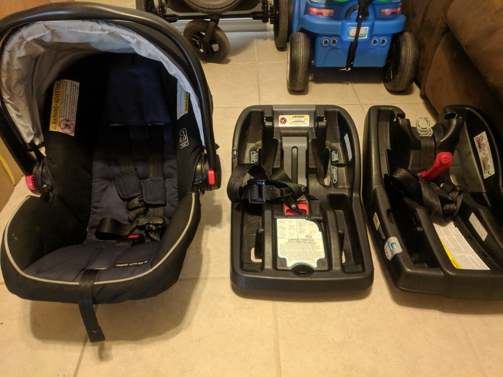 Like new infant car seat w/ 2 bases