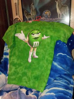 M&Ms Vintage green graphic T-shirt featuring MS Green Character shrugging Boots and gloves Medium