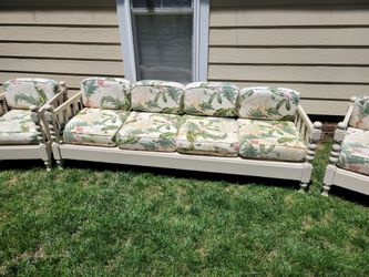 Nice furniture!! Good for patio or enclosed patio $100
