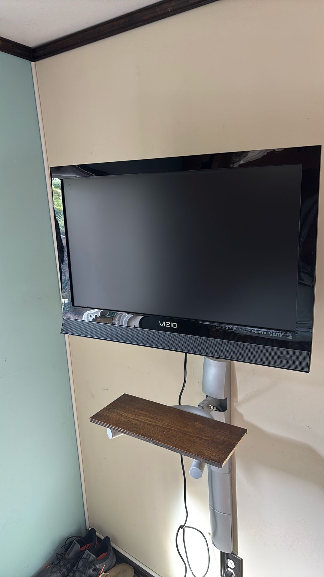 24 In Vizio Flat Screen TV/ W Remote