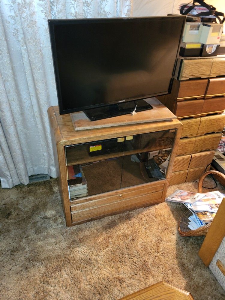 Very Nice TV Stand 30Wide x 17Deep x 27High  Please read entire description
