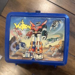 🤖 Vintage Voltron Lunchbox (1984) — $30    Original 1984 Voltron Defender of the Universe plastic lunchbox by Aladdin Industries. Classic 80s cartoon