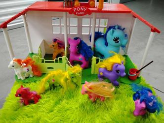 Pony Stable and 15 Ponies/Unicorns of Varying Sizes + Accessories - All for $10