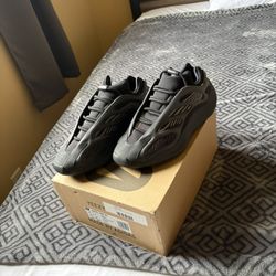 Yeezy 700 V3 “dark glow” size 8.5 mens