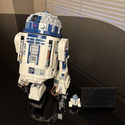 LEGO Star Wars R2-D2 (75379) (Built)