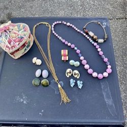Lot of vintage jewelry