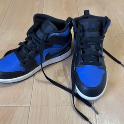 💙 Boys size 2y shoes