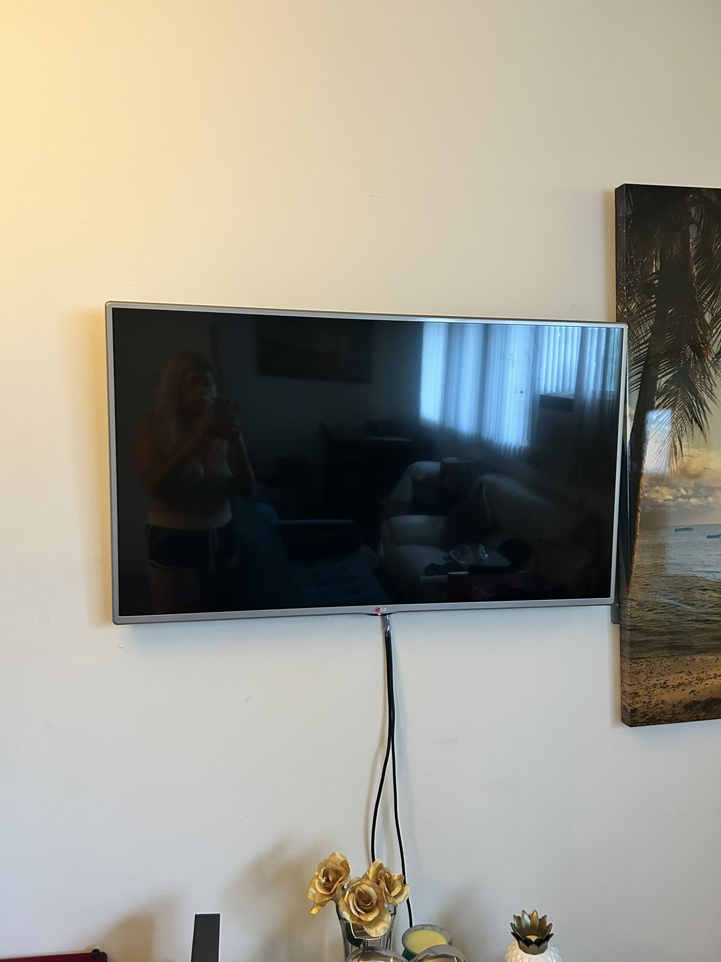 LG FLATSCREEN TV- 55 Inch