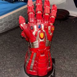 Iron Man Gauntlet Statue With Removable Magnet Stones 