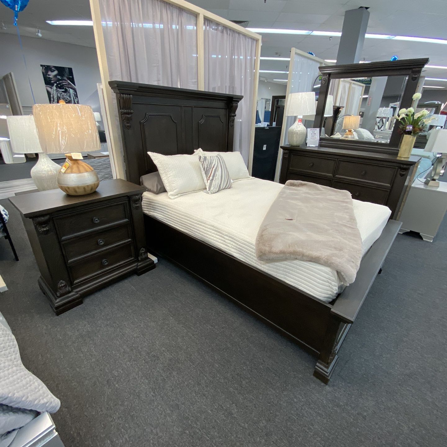 Big BEDROOM SET QUEEN SIZE bed Dresser Mirror And Nightstand 