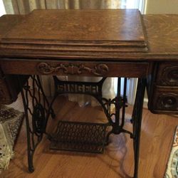 Rare Vintage Singer Sewing Machine 