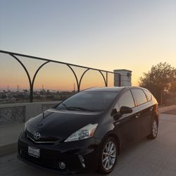 2013 Pruis V TWO (leather Interior etc)