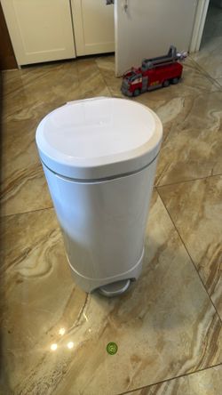 Munchkin diaper pail and changing station table and  keekaroo