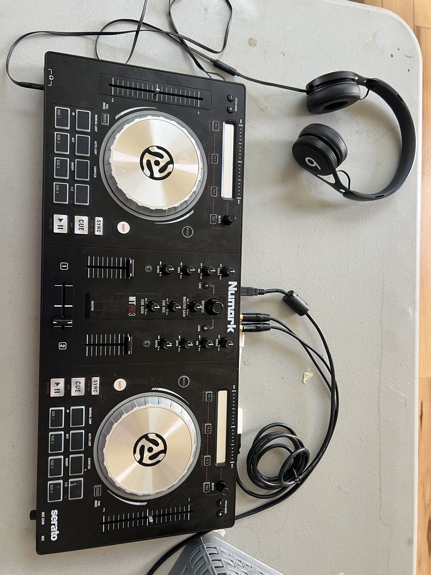 DJ controller w Beats Headphones