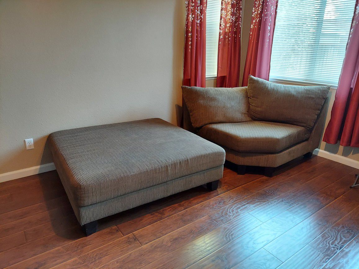 $$$ Ottoman and couch mid piece $$$